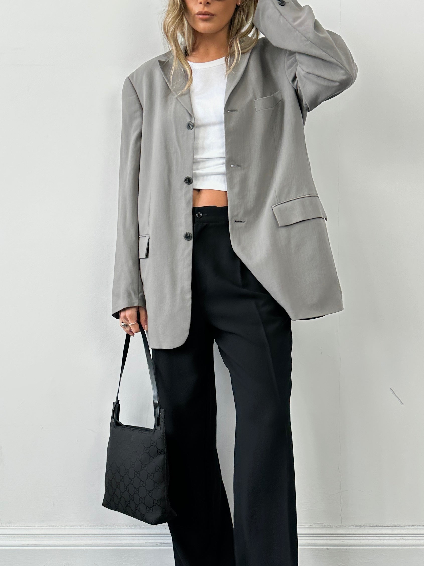 Pierre Cardin single-breasted wool blazer in size L/42R, tailored fit with notch lapel and classic design, displayed on a hanger.