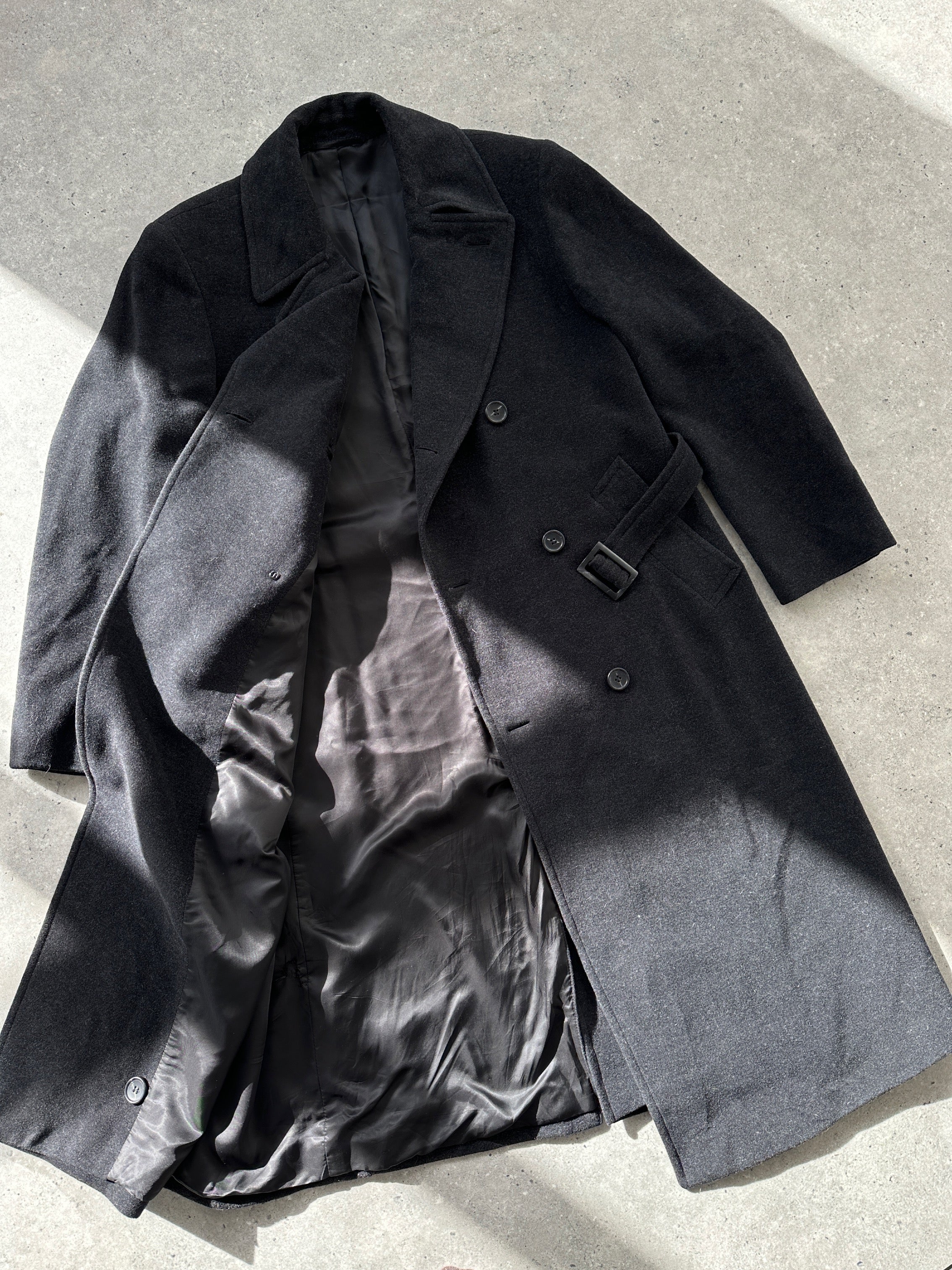 Hugo Boss belted virgin wool coat in XL, stylish long coat with a belt, tailored fit, and classic design in neutral color.