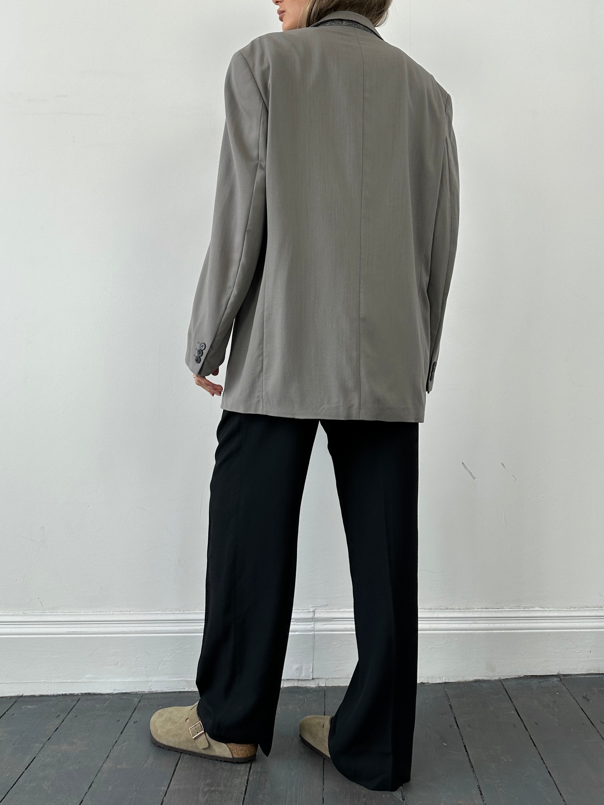 Pierre Cardin single-breasted wool blazer in size L/42R, tailored fit with notch lapel and classic design, displayed on a hanger.