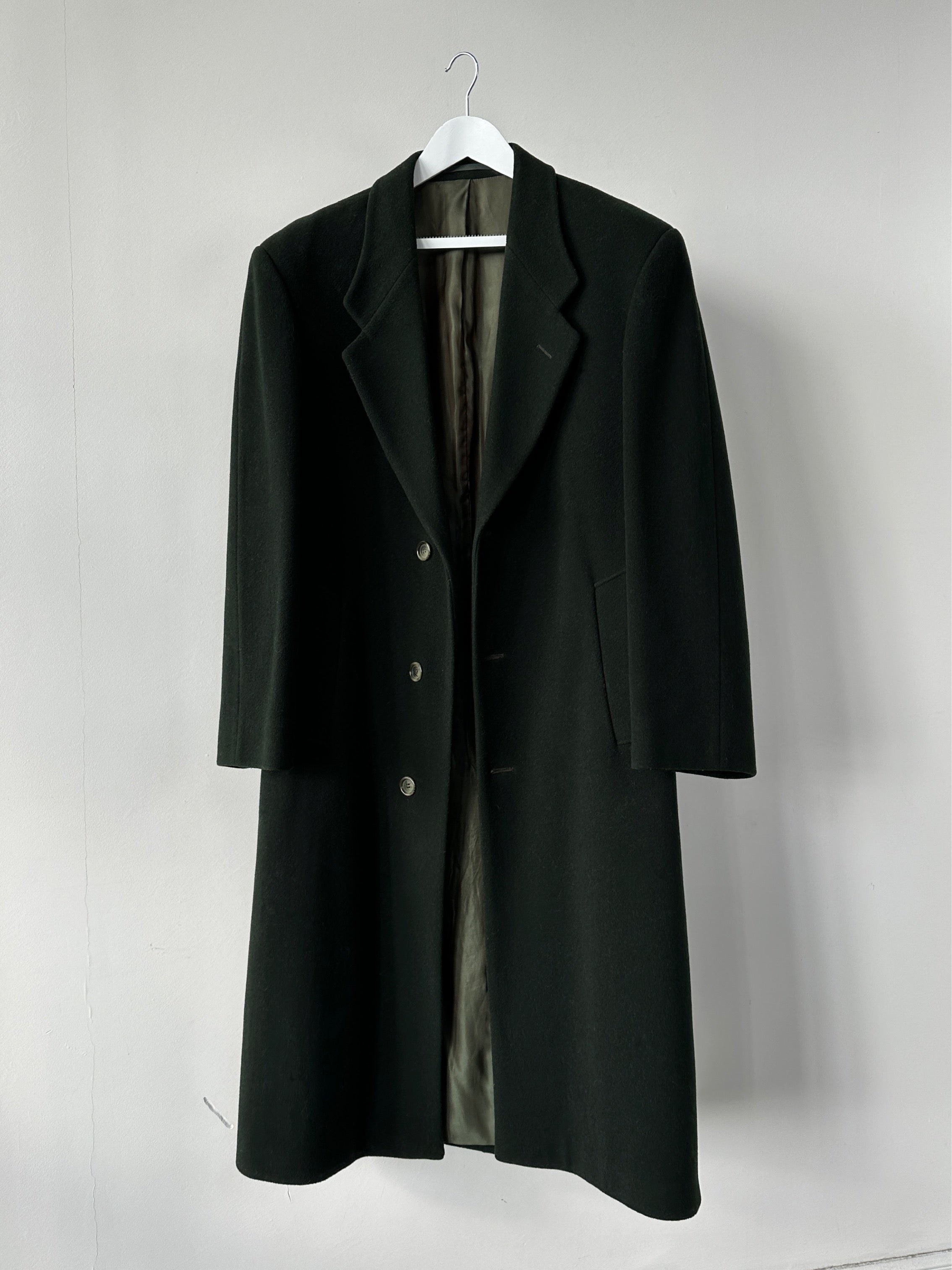 Pierre Cardin single-breasted wool cashmere coat in size L/XL, shown in a classic design with a tailored fit and smooth fabric texture.