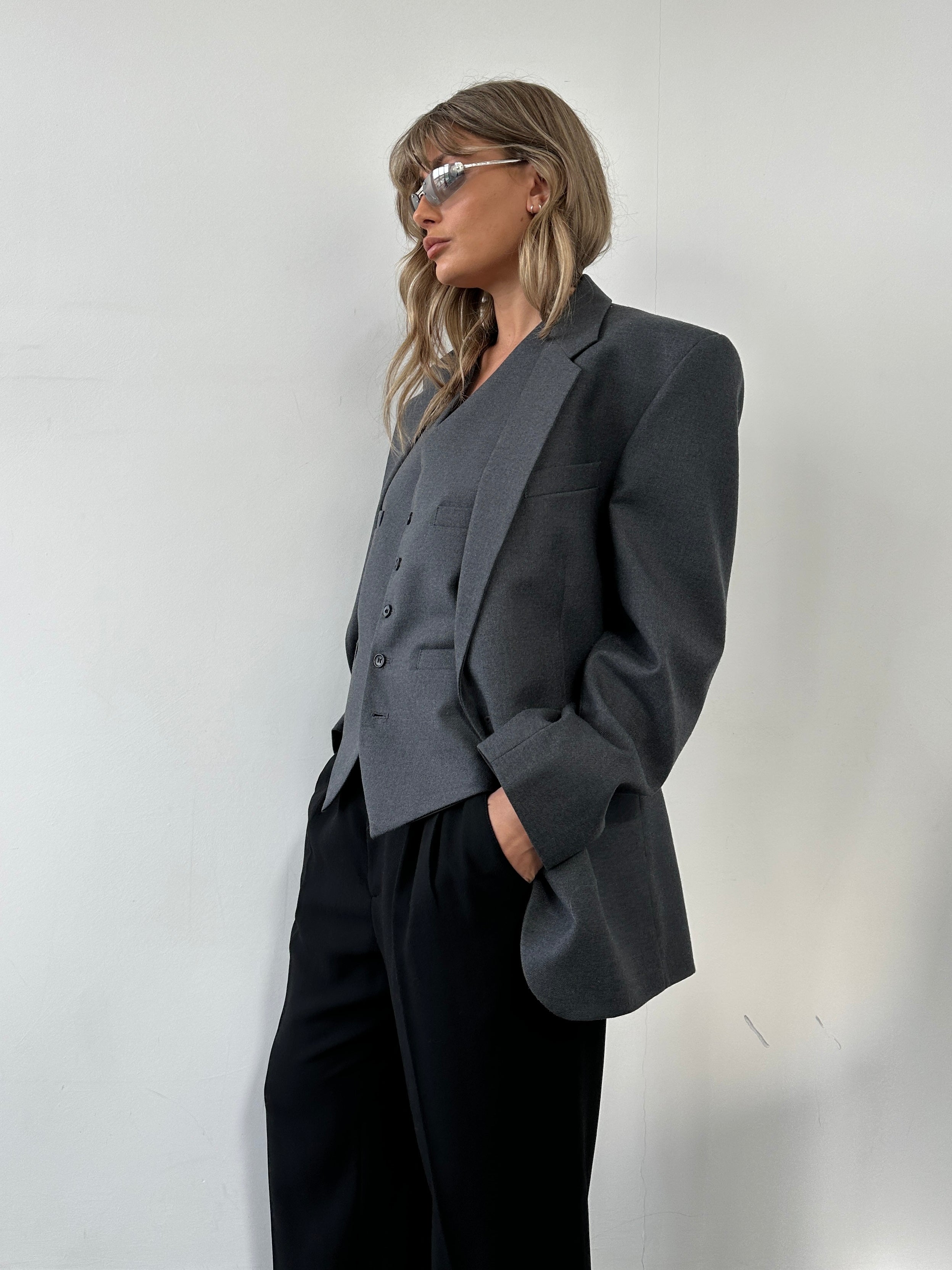 Vintage British vintage two-piece blazer and waistcoat set, size M/42, classic and stylish men's blazer ensemble.