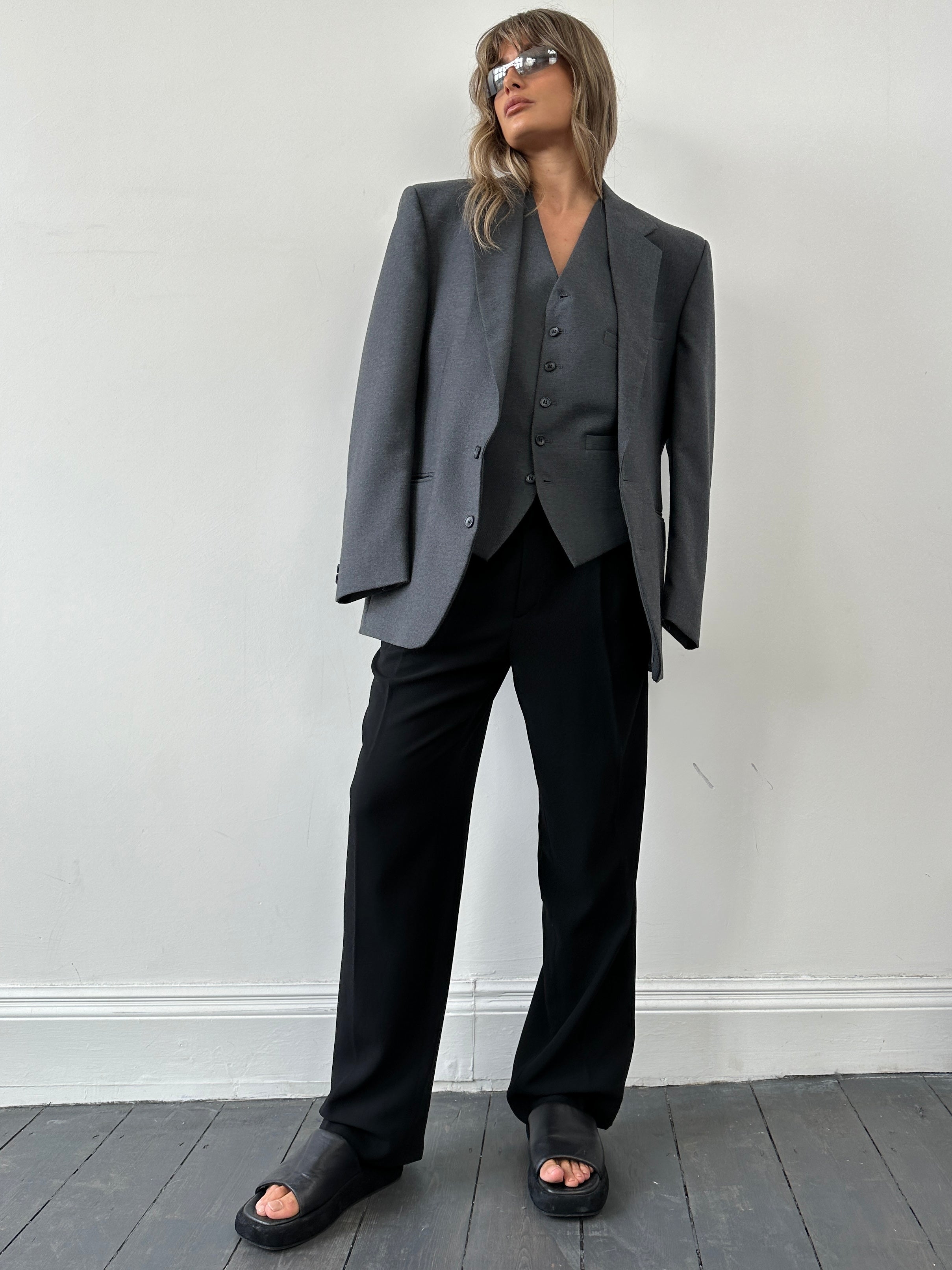 Vintage British vintage two-piece blazer and waistcoat set, size M/42, featuring classic tailoring and retro style.