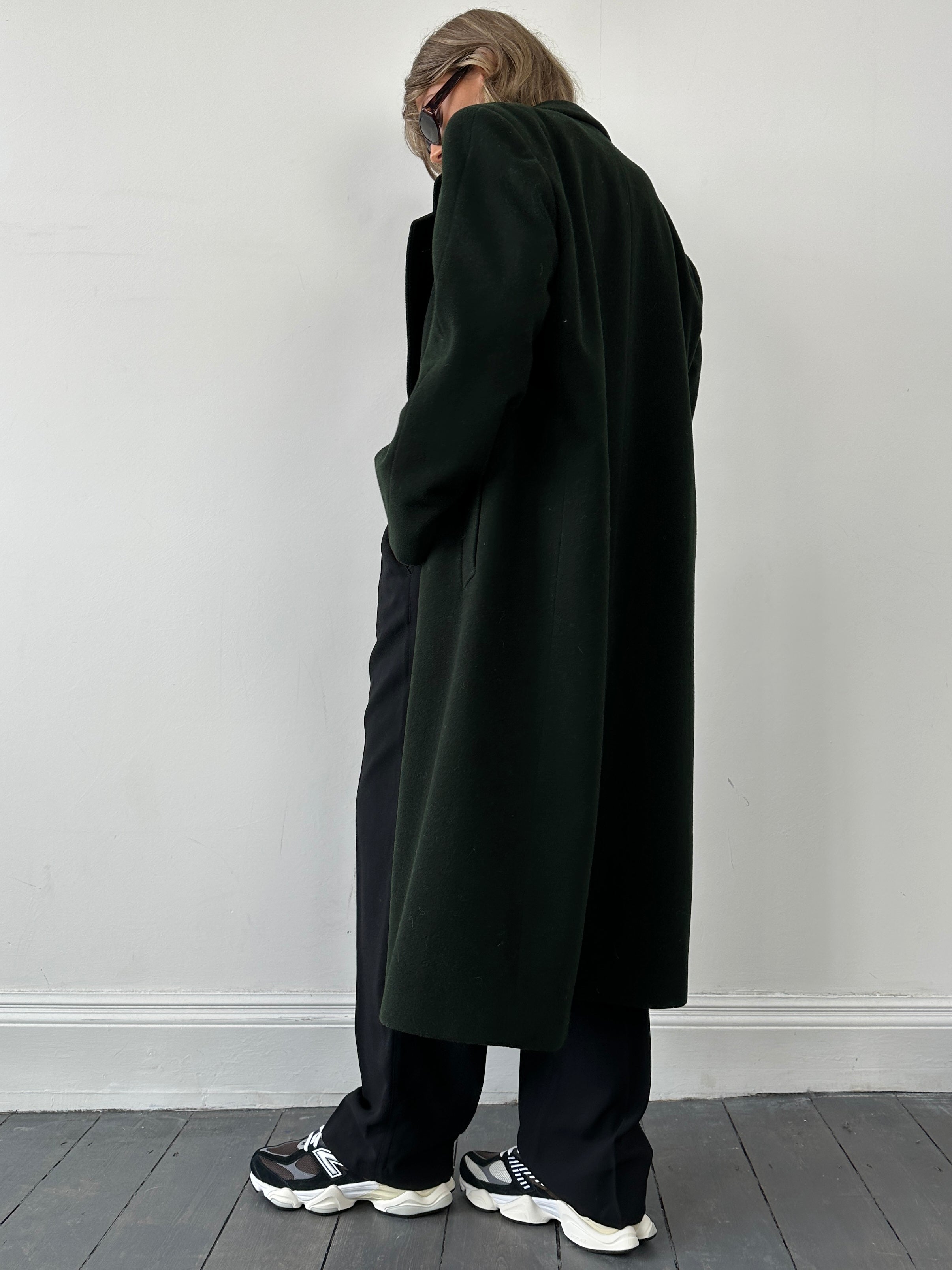 Pierre Cardin single-breasted wool cashmere coat in size L/XL, showcasing a tailored fit and classic design in a neutral color.