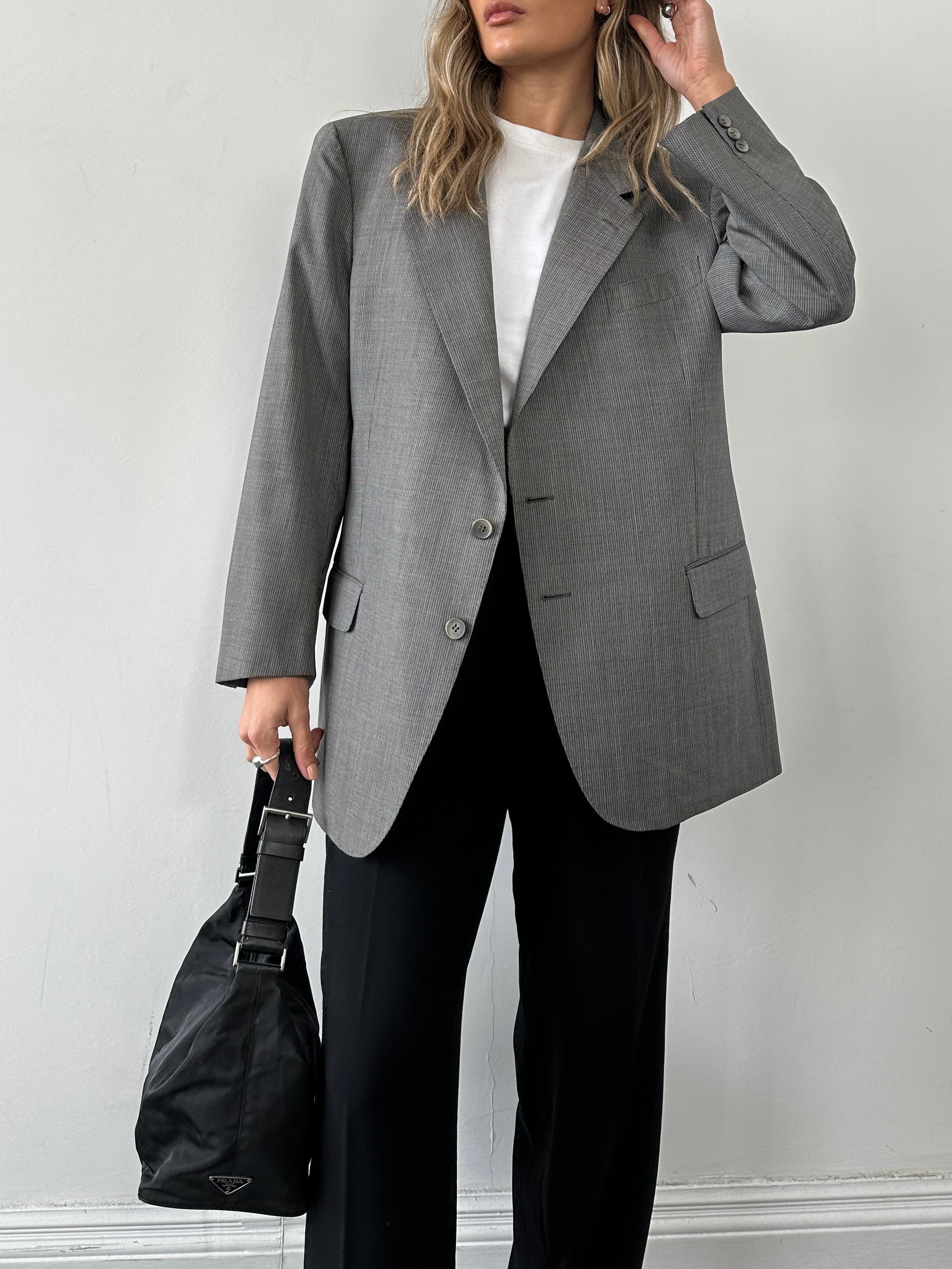 Valentino UOMO single-breasted pinstripe blazer in size L/XL, tailored fit with classic lapel and stylish pinstripe pattern.