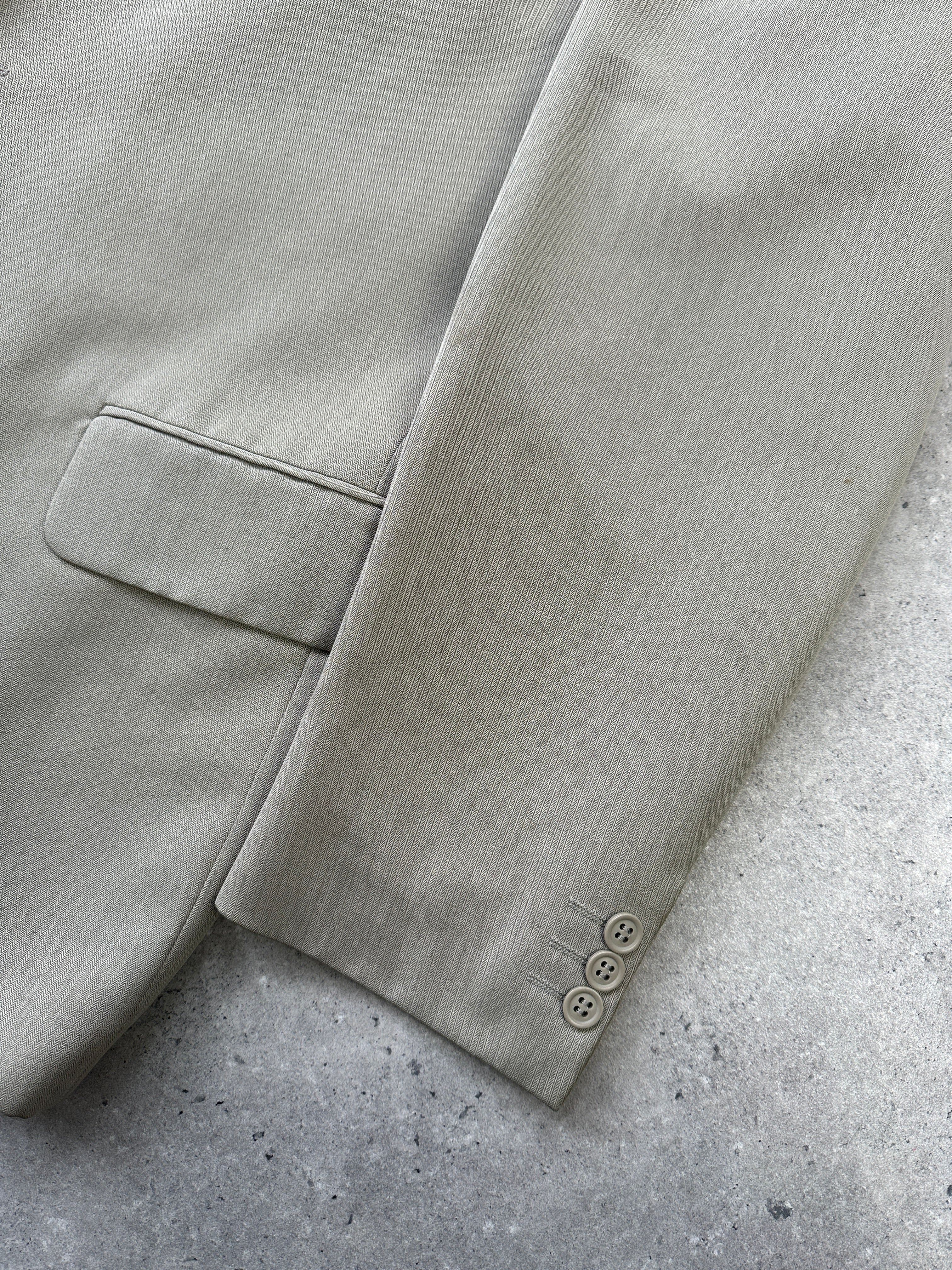 Vintage relaxed three-piece suit in size 44R/W32, featuring a tailored blazer, vest, and matching trousers, displayed on a neutral background.