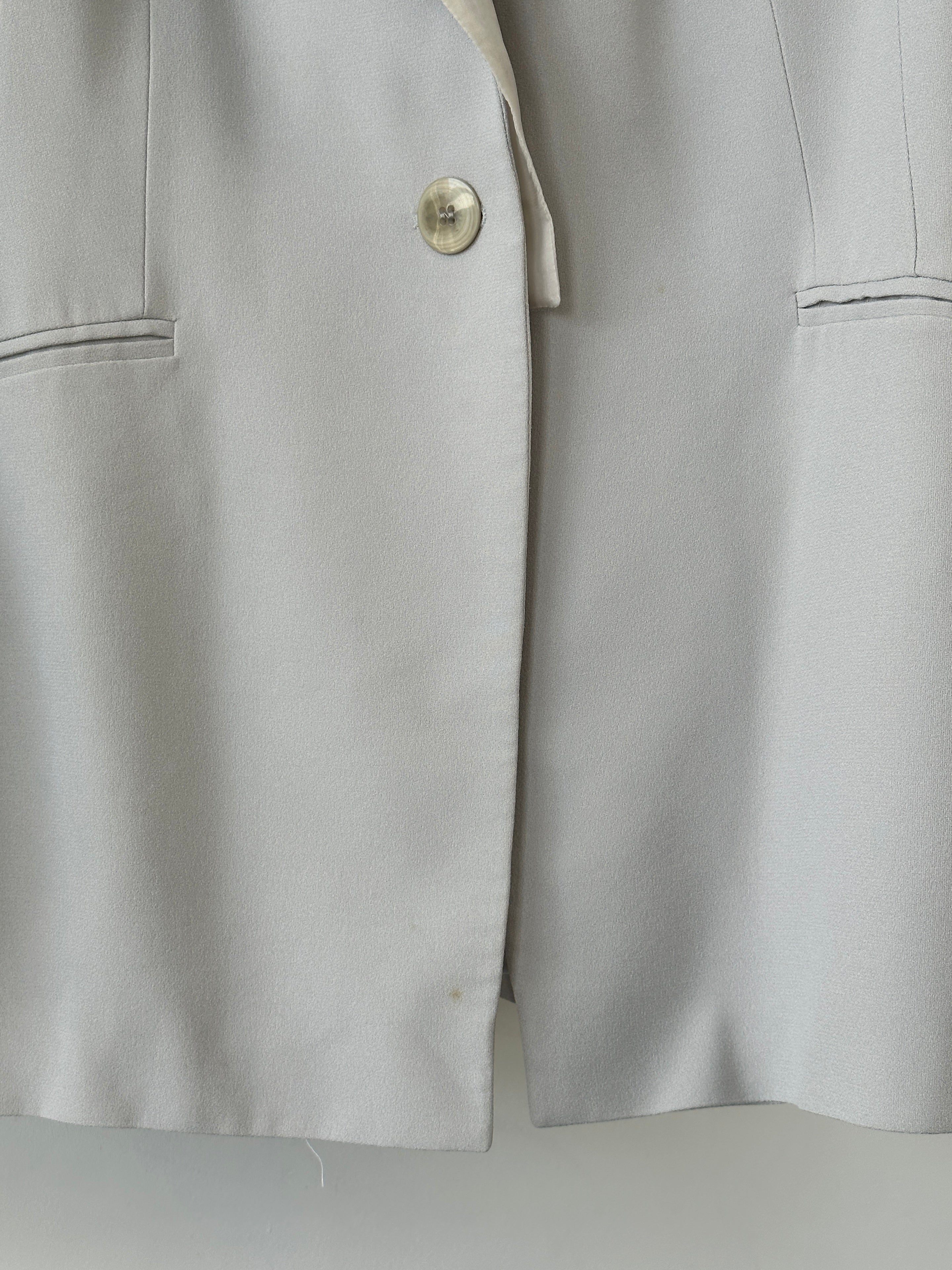 Gianfranco Ferre Forma crepe blazer with detachable collar, tailored fit, in a classic design suitable for occasions, size M.
