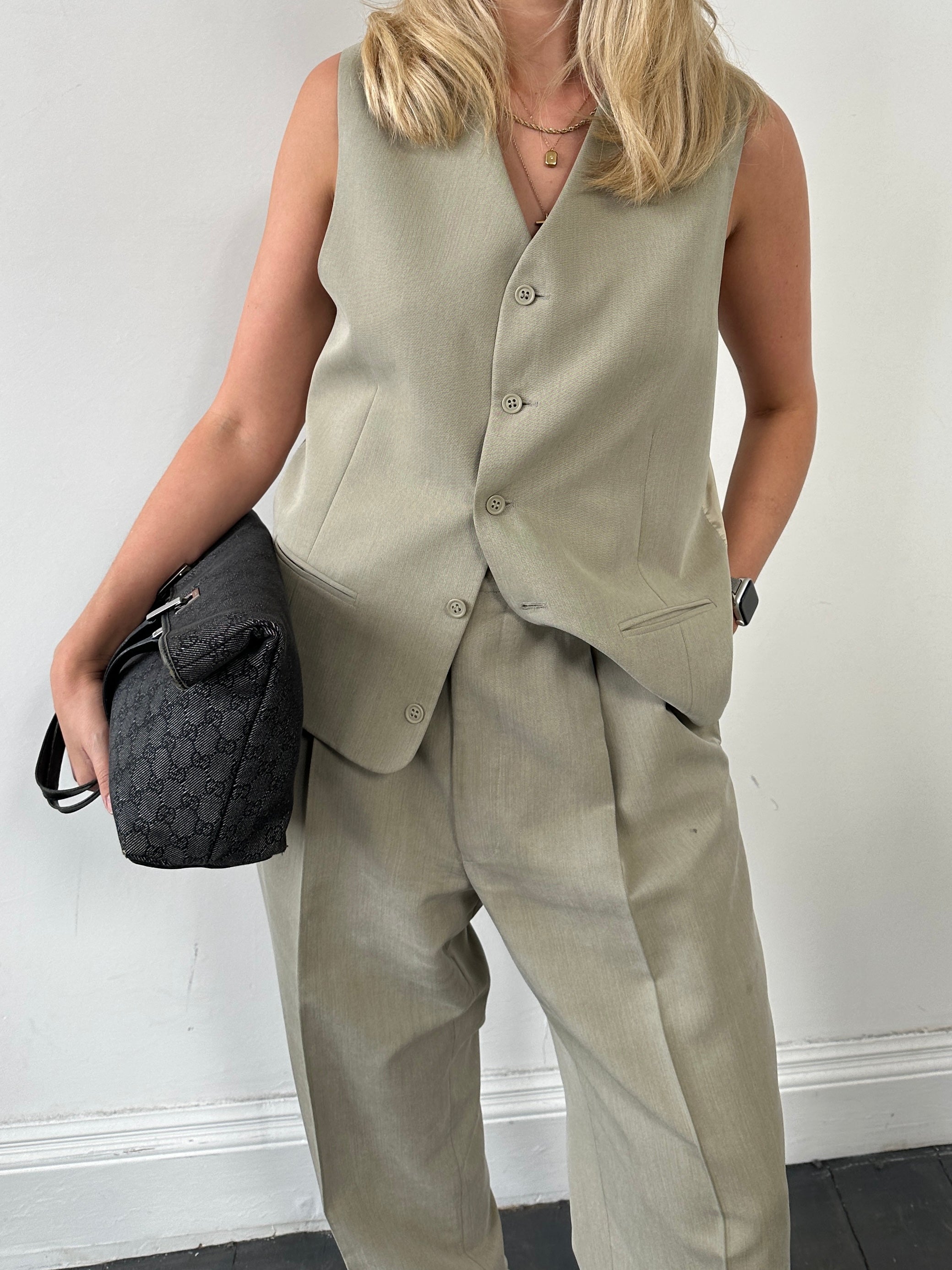 Vintage relaxed three-piece suit in 44R/W32, featuring jacket, vest, and trousers in classic tailored style.