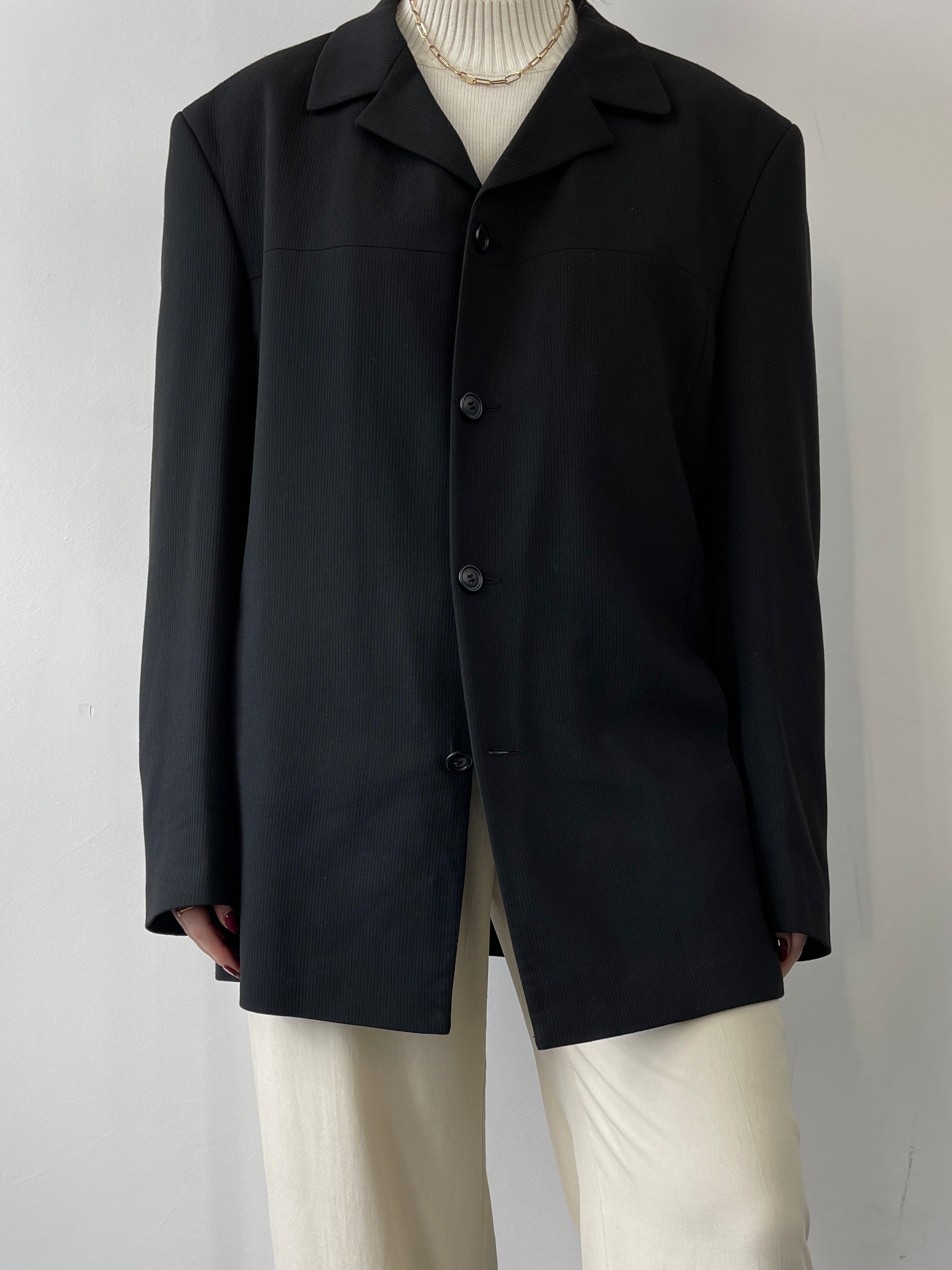 Black vintage relaxed blazer, men's fashion, tailored fit, with classic lapels and long sleeves, casual yet stylish.