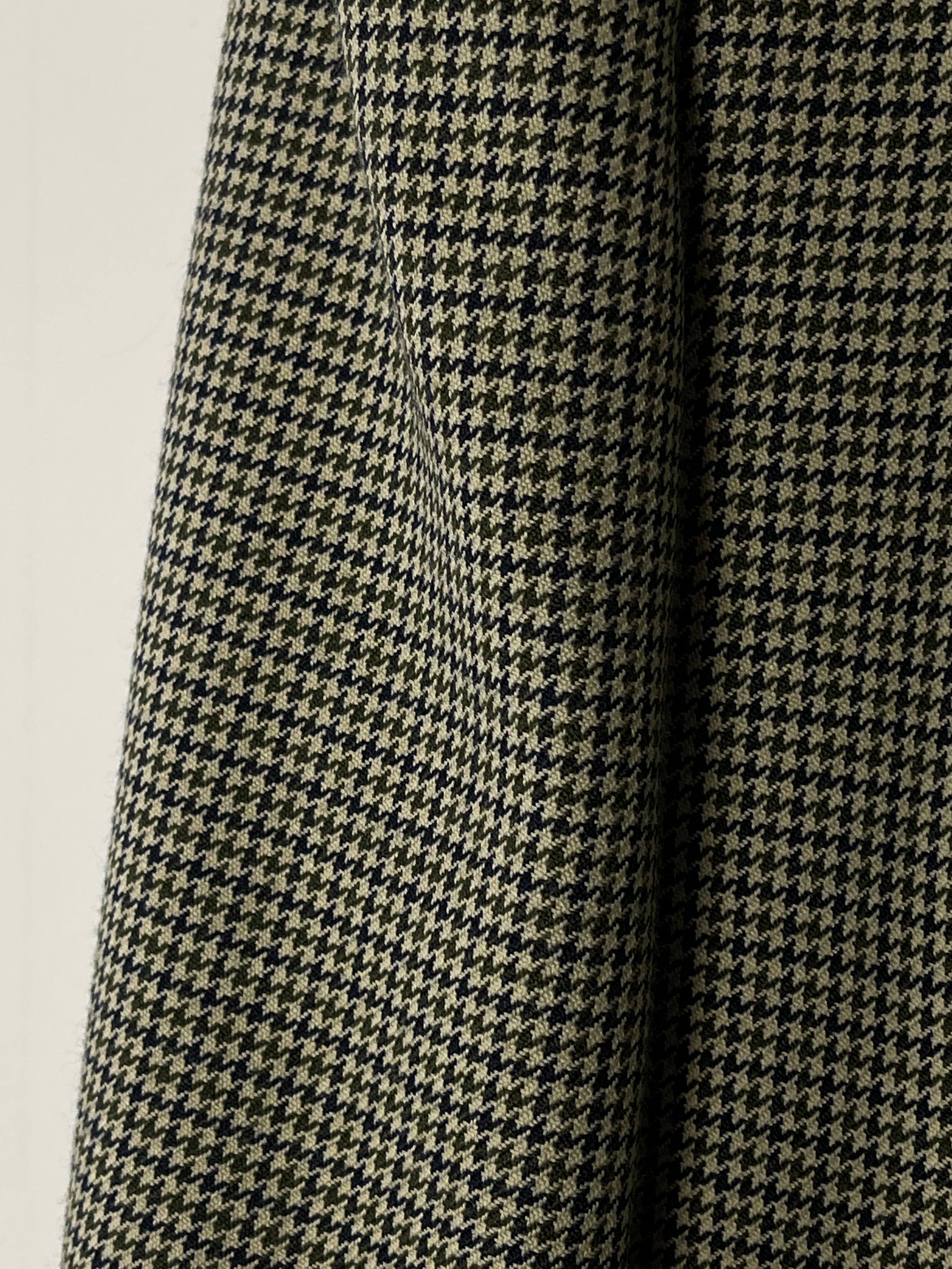 Vintage wool dogtooth blazer in green featuring classic tailored fit and button closure, suitable for stylish, vintage-inspired outfits.